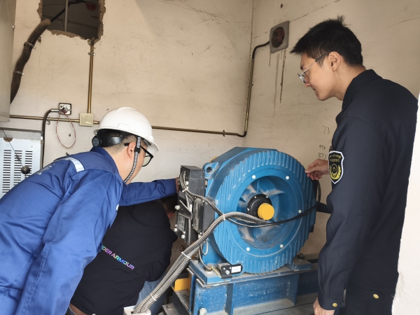 自治区特检院包头分院“双节”前夕配合监管部门对电梯维保单位开展双随机检查 筑牢特种设备安全防线
