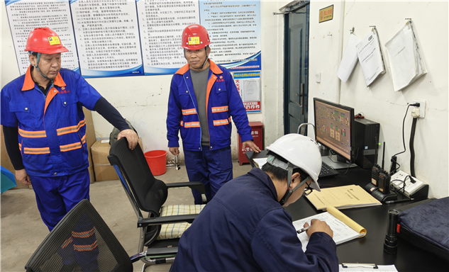 标题：内蒙古特检院呼伦贝尔分院开展极寒地区锅炉安全专项检验
浏览次数：81
发表时间：2025-11-19