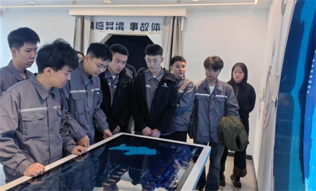 标题：内蒙古特种设备学院组织首批学生赴科普中心开展实践教学
浏览次数：1536
发表时间：2025-12-18