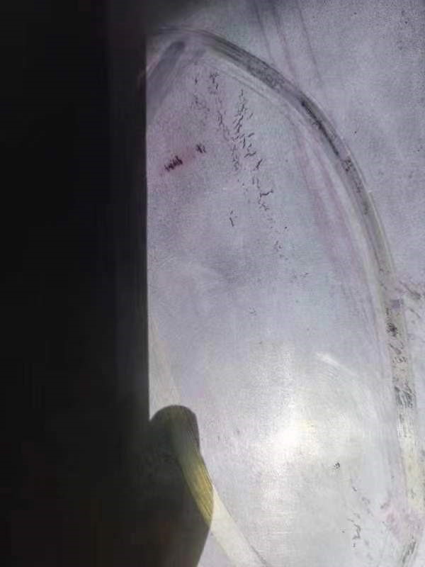 3.聚合釜内部人孔附近渗透检测检出密集裂纹.jpg