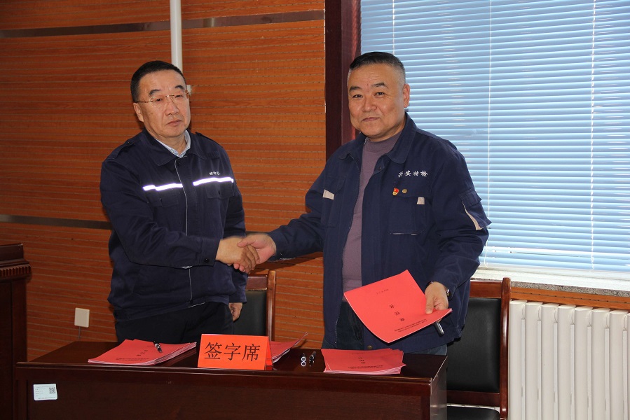 郭院长与分管院长签订“一岗双责”责任书.JPG