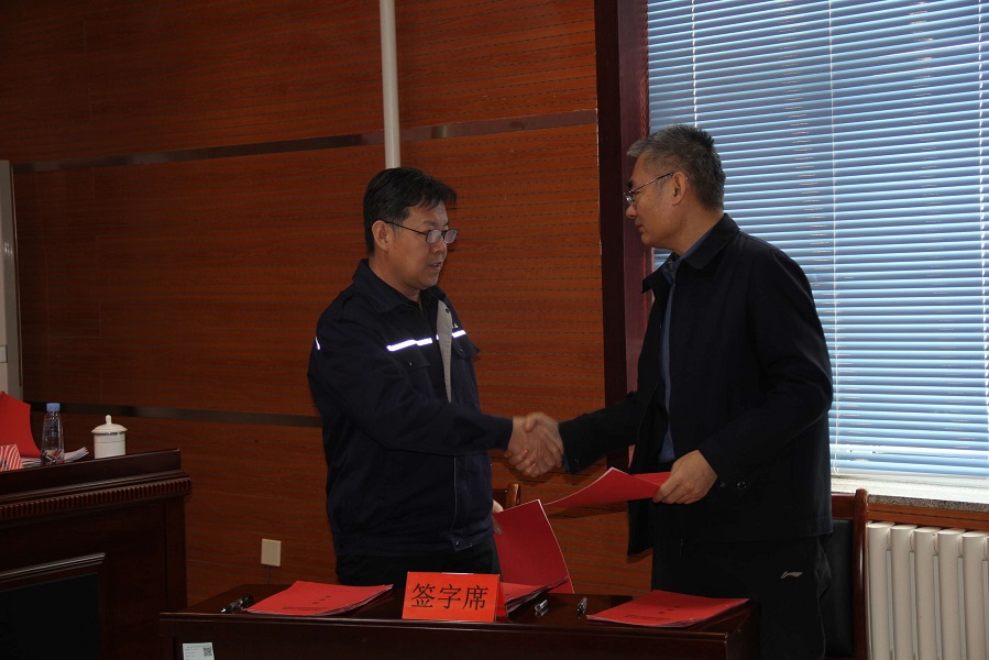 分管院长与科室负责人签订“一岗双责”责任书.JPG