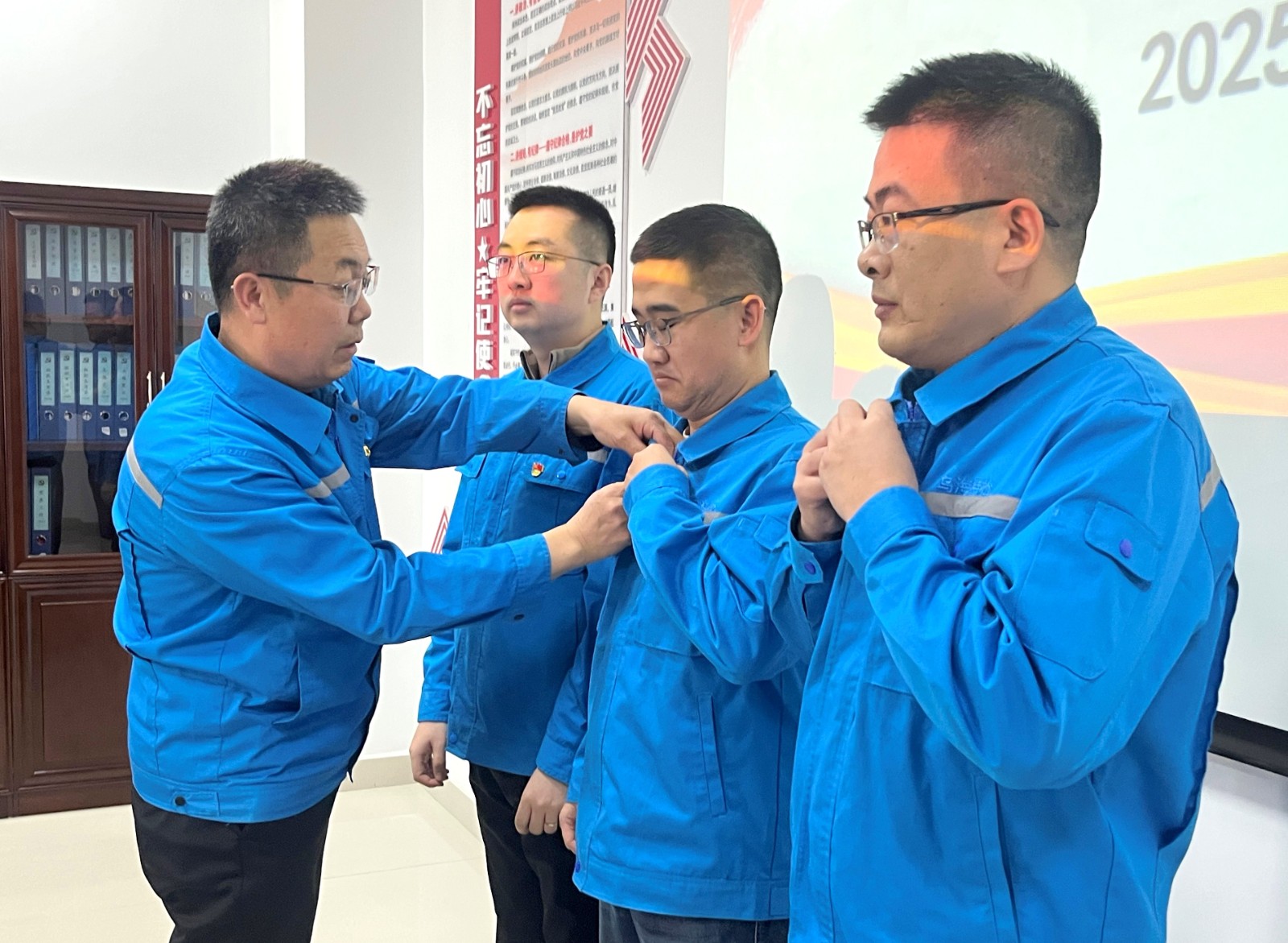 2.预备党员佩戴党徽.jpg