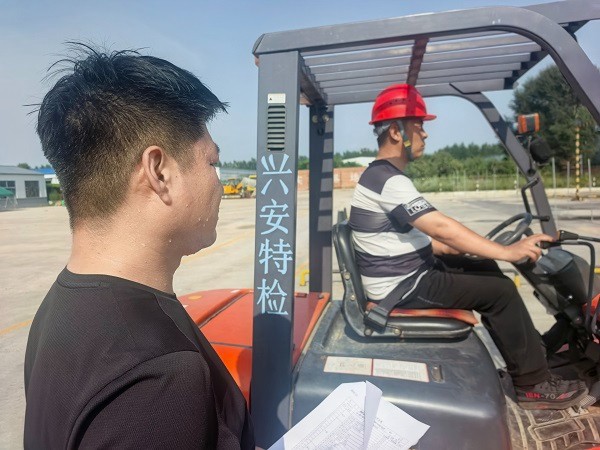 叉车实操考试现场1.jpg 叉车实操考试现场1.jpg